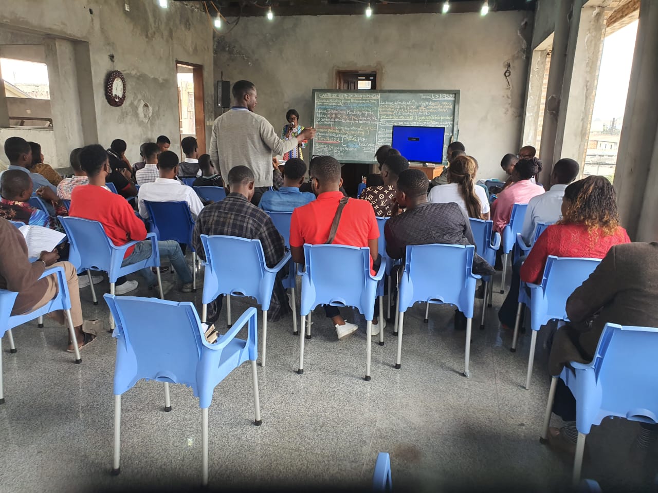 Étudiants en formation biblique dans la salle de classe