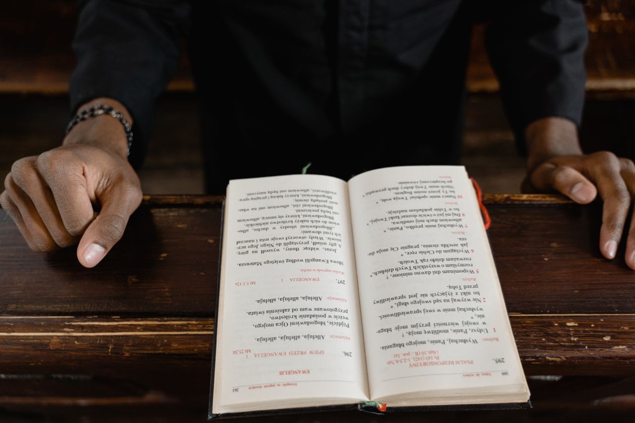 Bible ouverte lors d'un cours d'enseignement